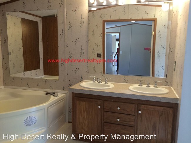 Building Photo - 198 Red Cliffs Dr