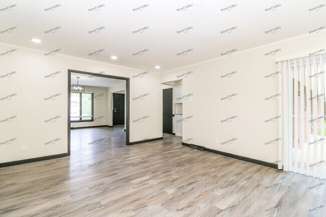 Foto del edificio - 7020 Lakeside Hills Dr