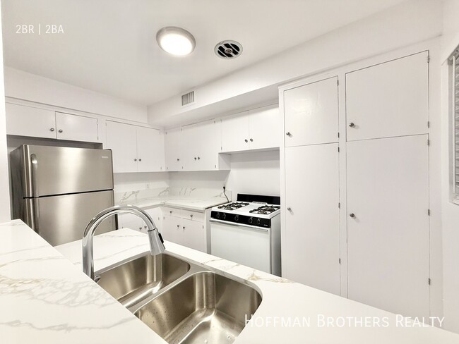 Building Photo - 337 S Elm Dr