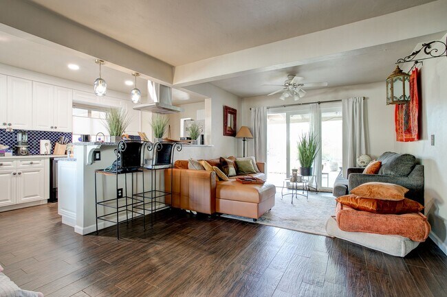Building Photo - Great Long Term Unfurnished or Furnished R...