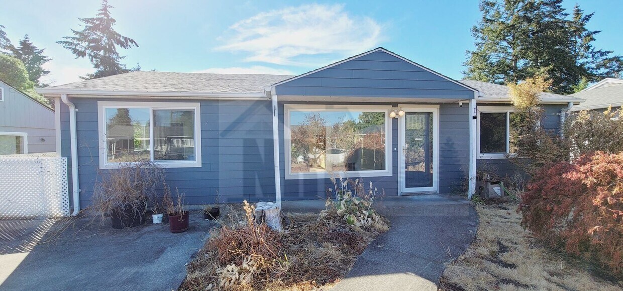 Primary Photo - Absolutely Gorgeous 3 bd, 1 ba House locat...