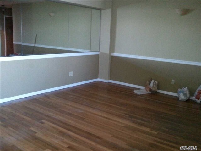 Foto del edificio - 30-11 Parsons Blvd