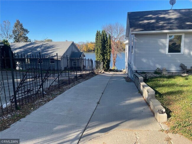 Building Photo - 28662 W Lake Dr