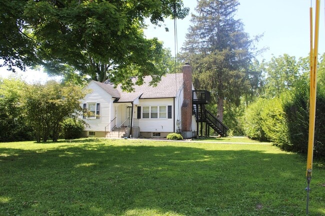 Foto del edificio - 213 Old Bates Gates Rd