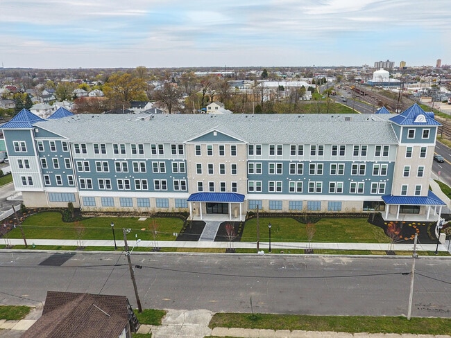 SS Adams Luxury Rentals - 509 Memorial Dr