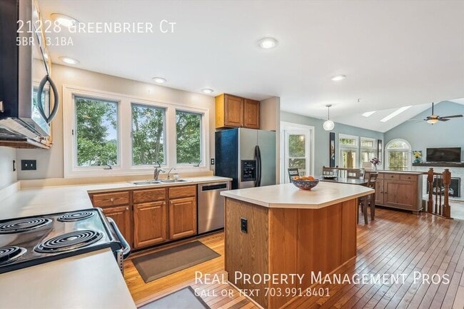 Building Photo - 21228 Greenbrier Ct