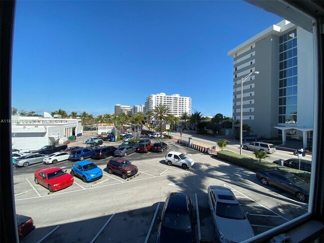 Foto del edificio - 9248 Collins Ave