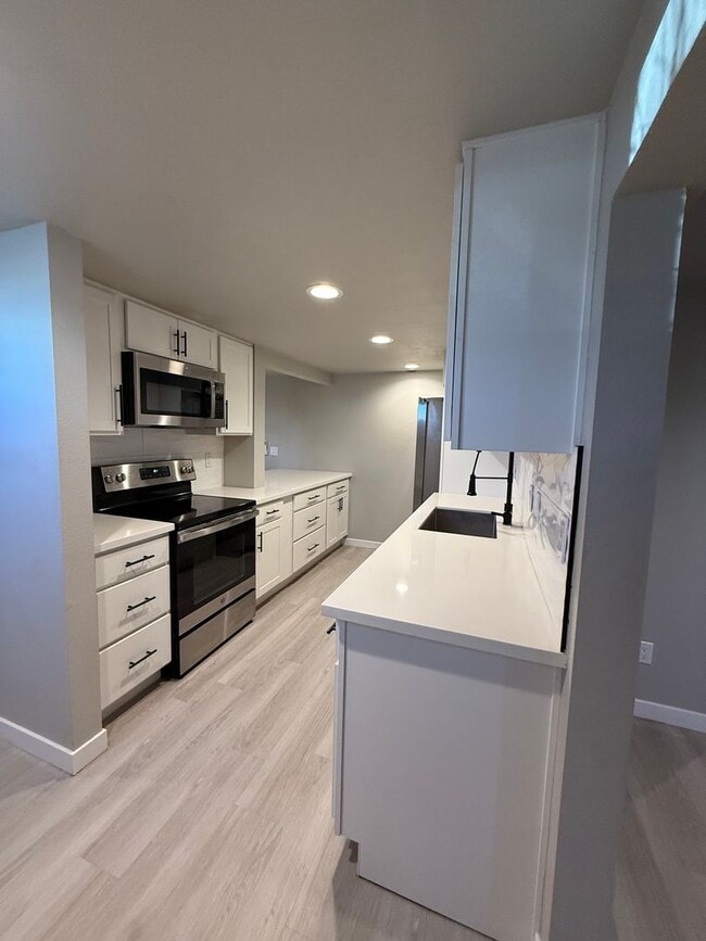 Building Photo - 943 S Wells Ave