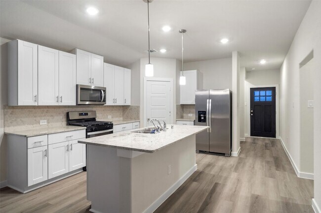 Foto del edificio - 18123 Martin Pines Dr