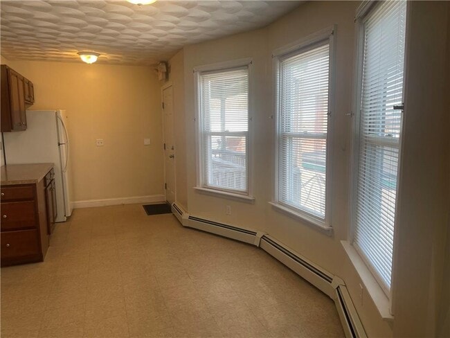 Building Photo - 585 Main St