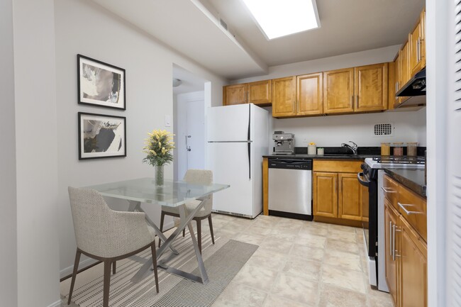 Eat-n Kitchen-Staged - 4 Monroe St