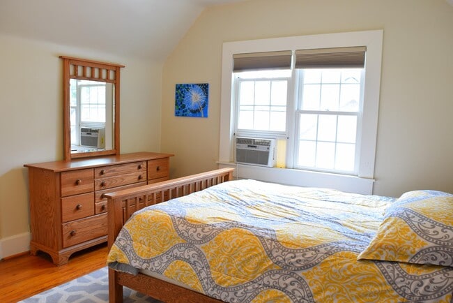 Building Photo - 136 Shawnee Pl