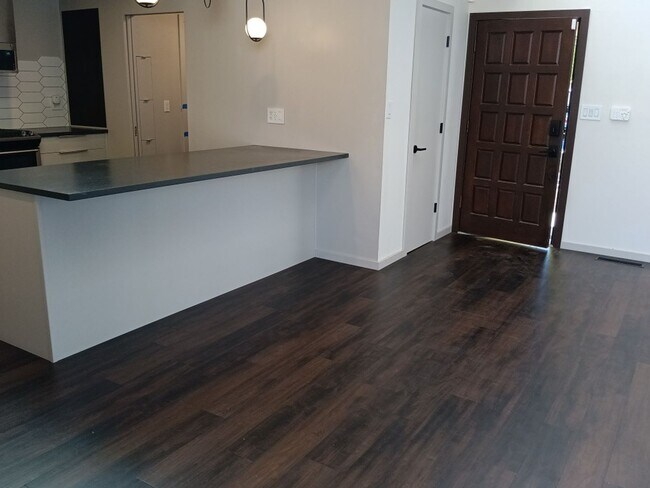 Foto del edificio - 4 Bedroom, 3 Bathroom Home! Schedule a Sho...