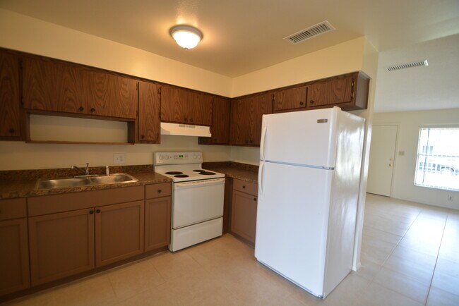 Building Photo - FRESHLY UPDATED 2BR/1.5 BATH DUPLEX IN COCOA