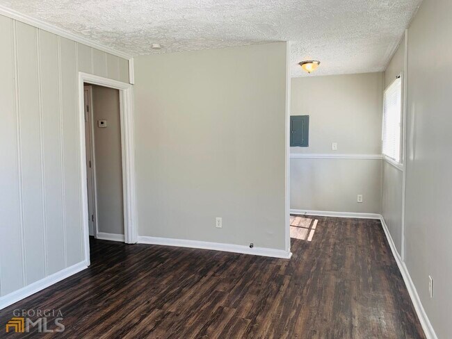 Foto del edificio - 6102 E Fayetteville Dr