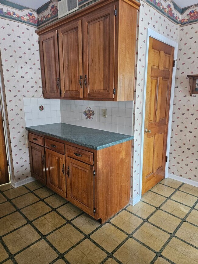 Building Photo - Spacious home ready for your family today!