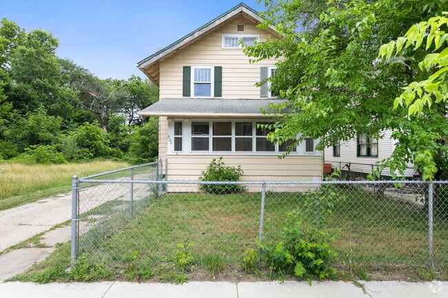 Building Photo - 833 E Dubail Ave
