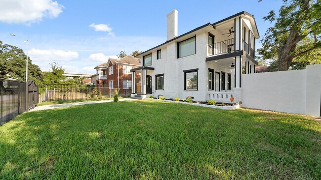 Building Photo - One of a Kind Luxury Home Close to Downtow...