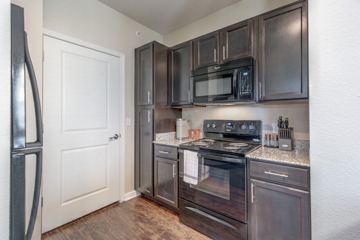 Foto principal - 24631 E Applewood Dr