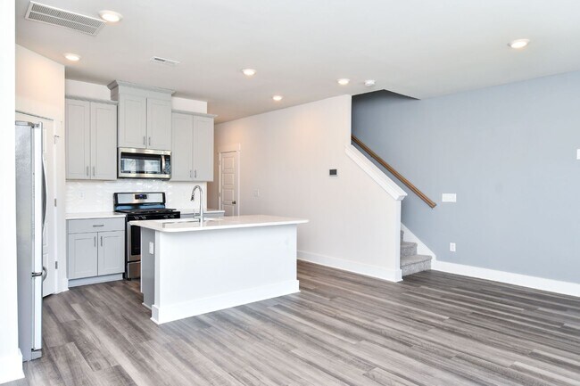 Building Photo - Perfect 3 Bedroom Craftsman Townhome in Si...