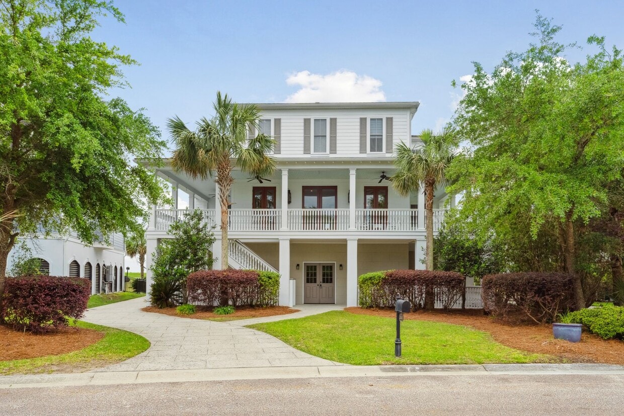 Primary Photo - Gorgeous Rivertowne Four Bedroom House on ...