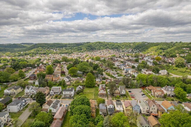 Foto del edificio - Stunning 2 Bedroom home in McKees Rocks Av...