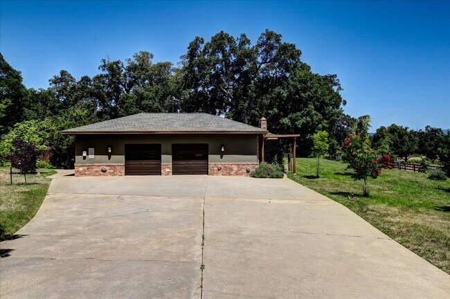 Foto del edificio - 15320 Chisum Trail