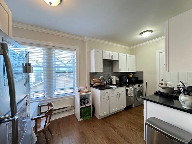 Foto del edificio - 3817 N Greenview Ave