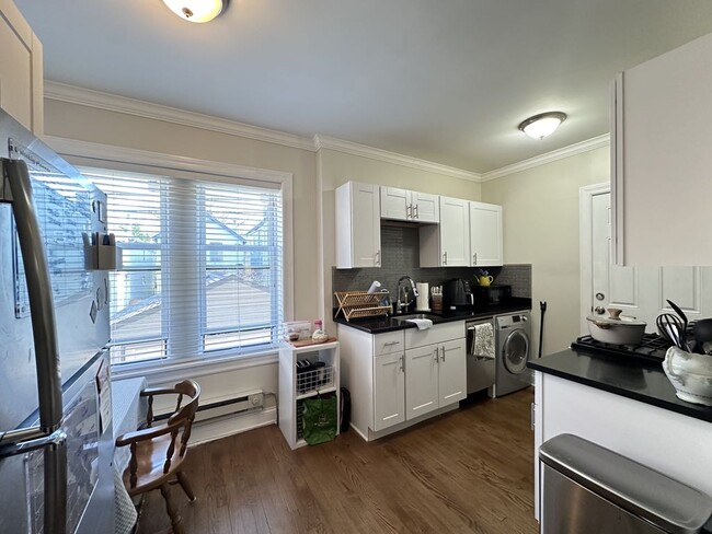 Building Photo - 3817 N Greenview Ave
