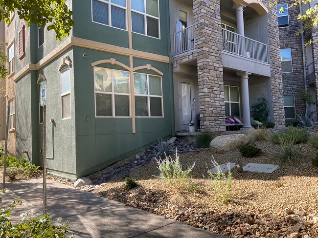 Foto del edificio - 38 E Serene Ave