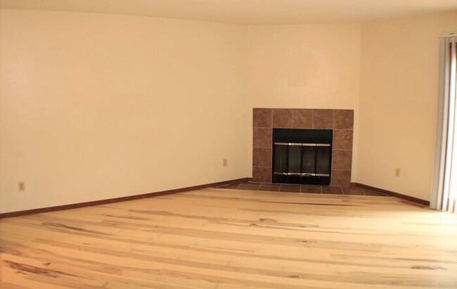 Building Photo - $1,395 | 2 Bedroom + Bonus Room, 1.5 Bathr...