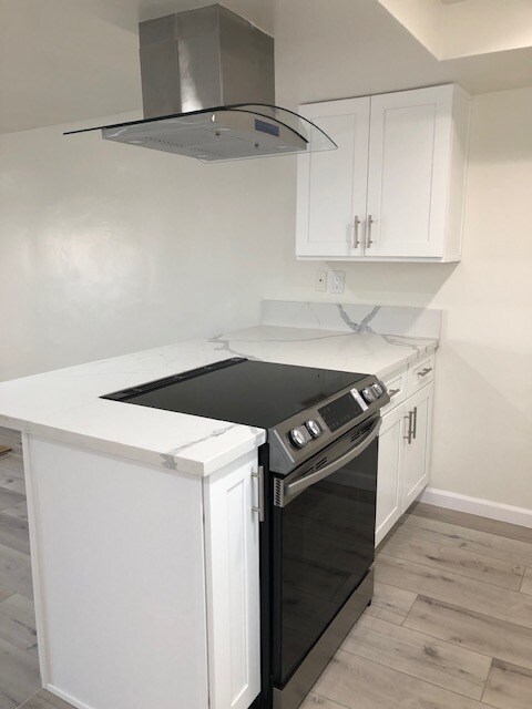 Kitchen peninsula - 1831 Rockefeller Ln