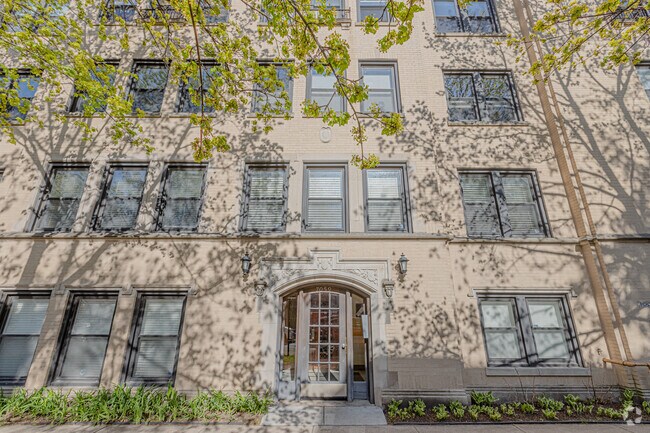 Building Photo - 7059 N Damen Ave