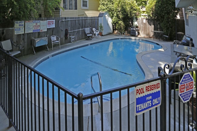 Building Photo - 2810 H St