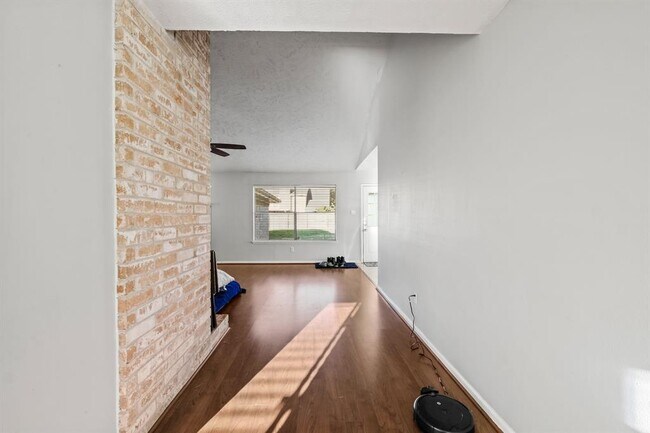 Building Photo - 2815 Edgewood Dr