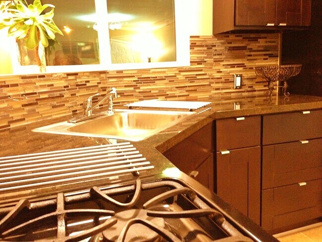 Foto del edificio - 3412-3414 W Victory Blvd.