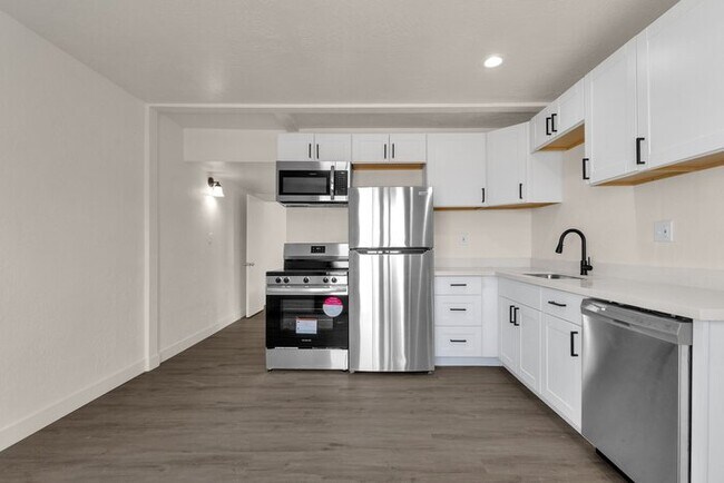 Building Photo - NEW EVERYTHING IN THE HEART OF DOWNTOWN!!