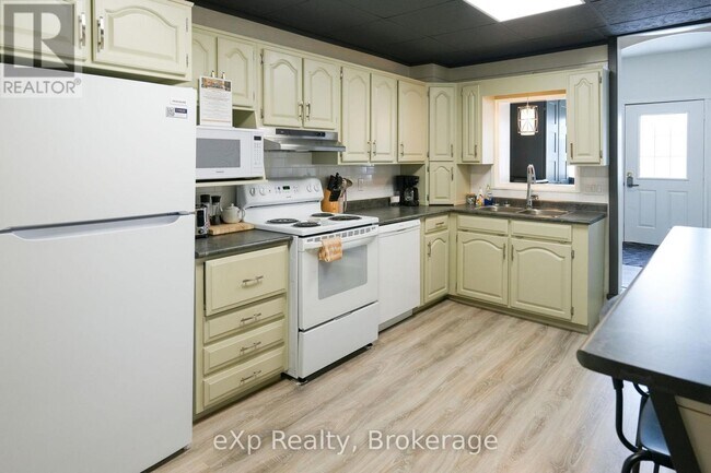 Building Photo - 72 Sykes St N