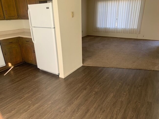 Building Photo - 2 bedrooms, 1.5 bath townhouse apartment