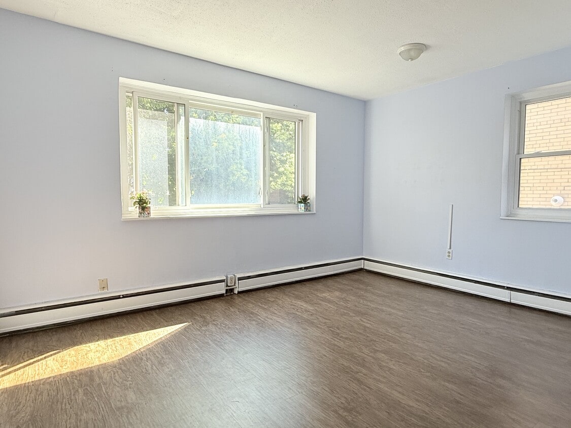 Primary Photo - 1590 Ouellette Ave
