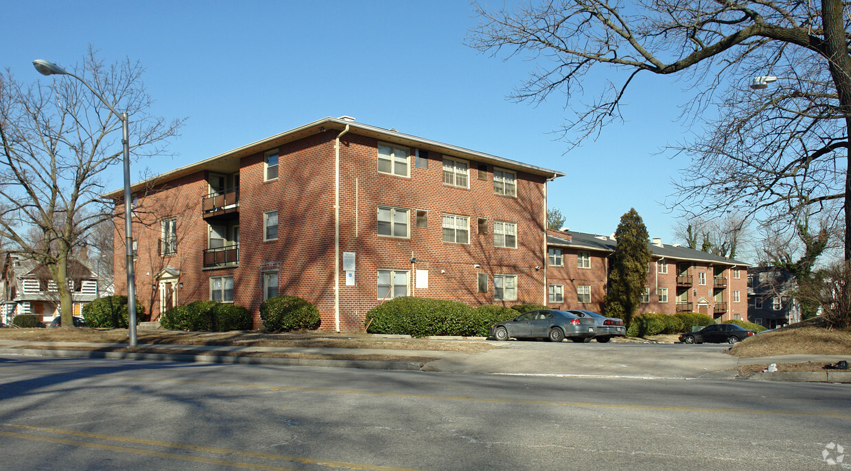 Primary Photo - Walbrook Apartments