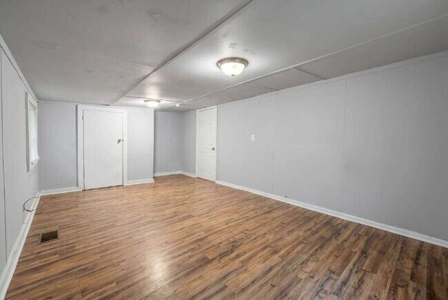 Foto del edificio - 122 Collins Rd