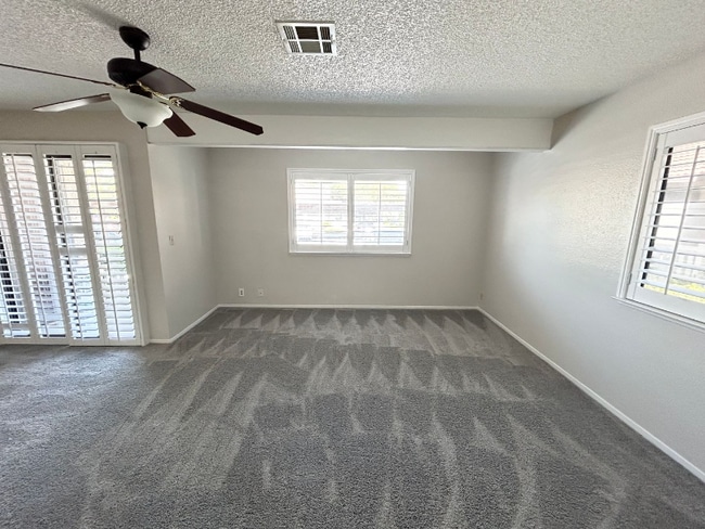 Foto del edificio - 3375 E Tompkins Ave