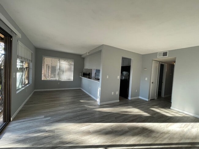 Building Photo - Located in the charming city of San Marcos This 2 bedroom 2 bathroom available on June