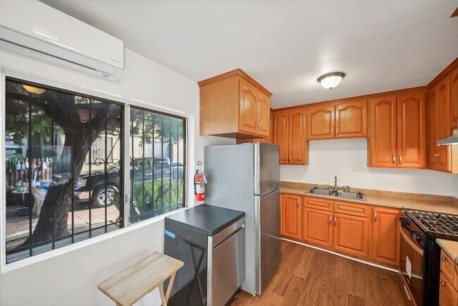 Foto del edificio - 2458 Normandie Ave