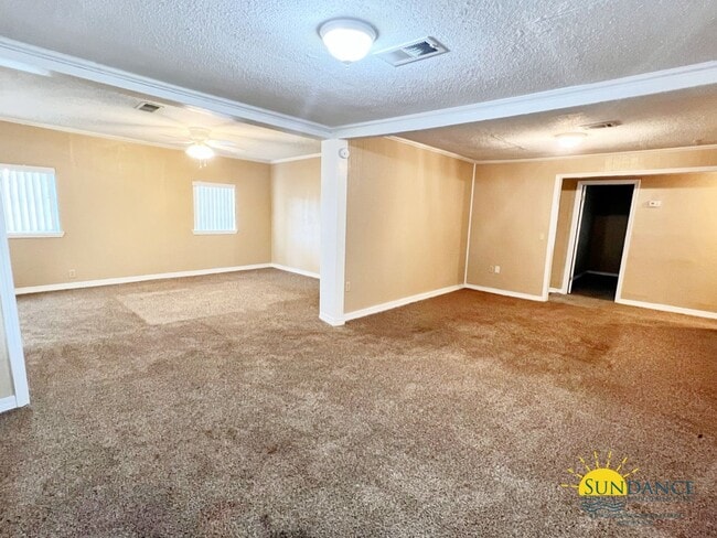 Building Photo - Great 4 Bedroom Home in Valparaiso