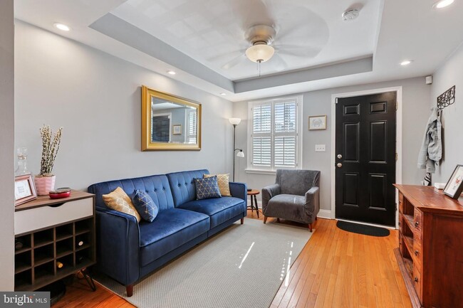Building Photo - 405 S Madeira St