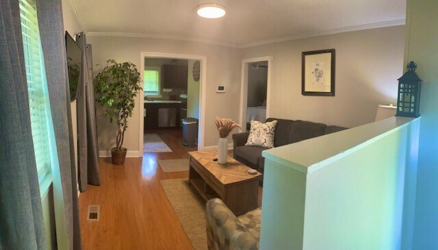 Sala de estar de la casa de carruajes con vista a la cocina - 941 Jefferson Ave