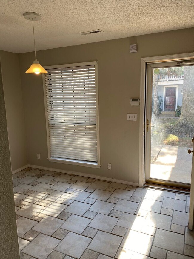 Building Photo - Awesome Townhouse Near Brookside, Small Ya...