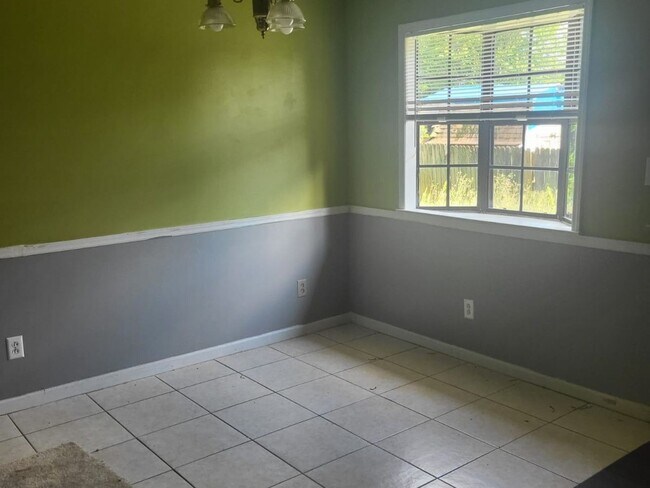 Foto del edificio - 3 Bedroom 2 Bathroom Single Family Home in...